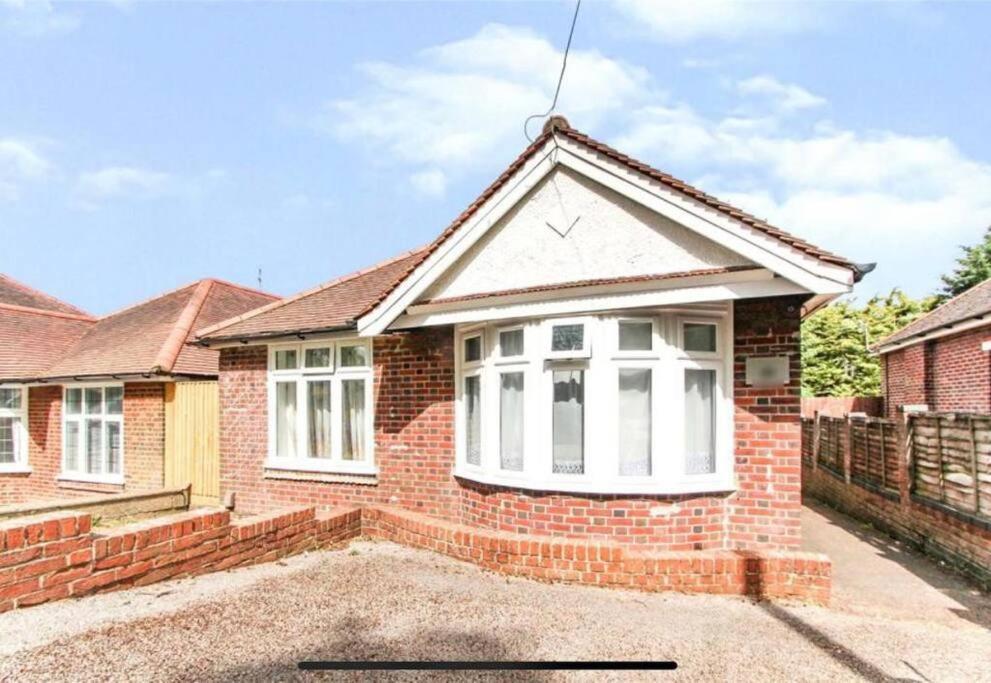 Accessible 3-Bedroom Bungalow With Patio +Driveway Southampton Bagian luar foto