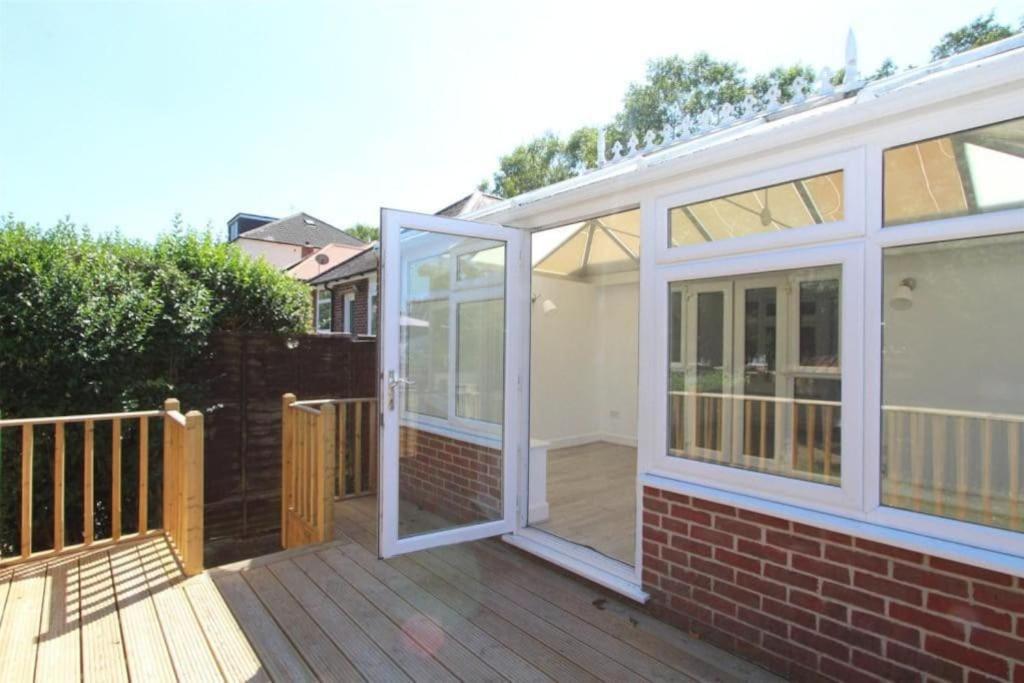 Accessible 3-Bedroom Bungalow With Patio +Driveway Southampton Bagian luar foto
