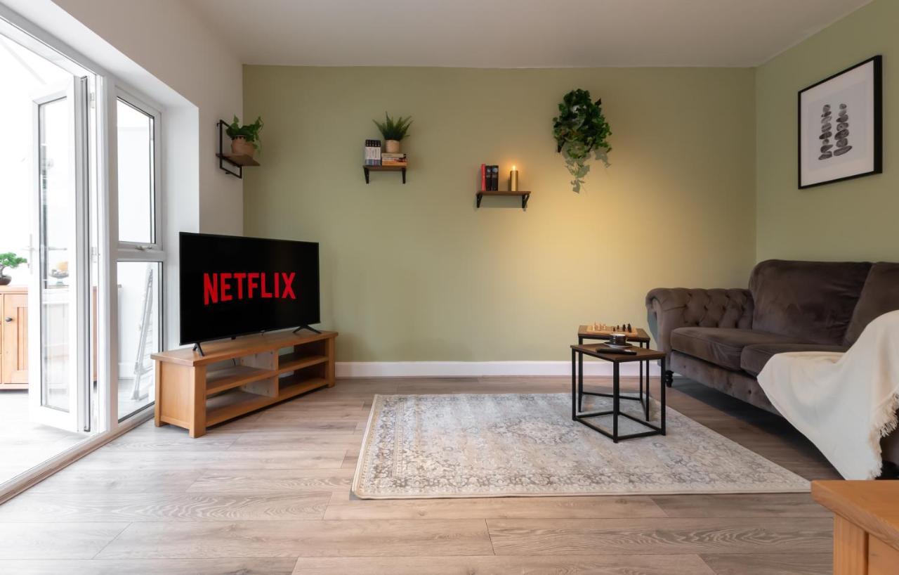 Accessible 3-Bedroom Bungalow With Patio +Driveway Southampton Bagian luar foto