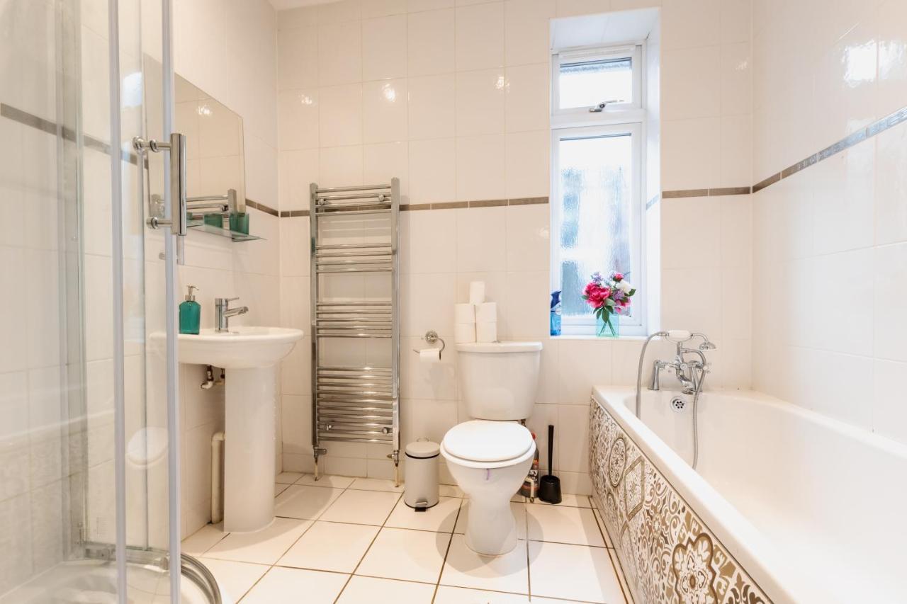 Accessible 3-Bedroom Bungalow With Patio +Driveway Southampton Bagian luar foto