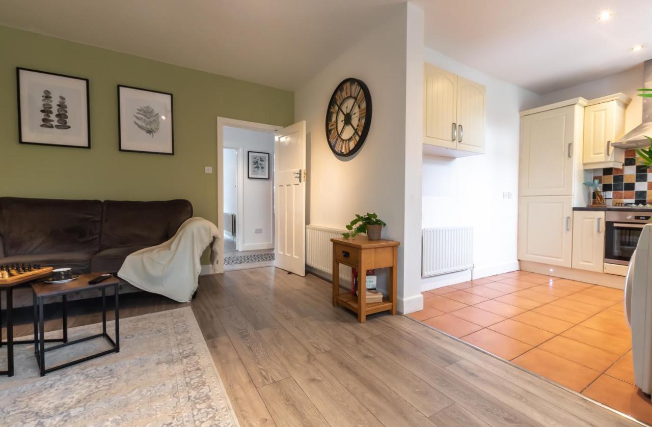 Accessible 3-Bedroom Bungalow With Patio +Driveway Southampton Bagian luar foto