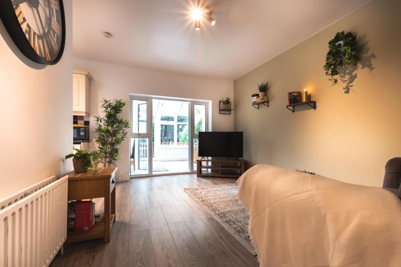 Accessible 3-Bedroom Bungalow With Patio +Driveway Southampton Bagian luar foto