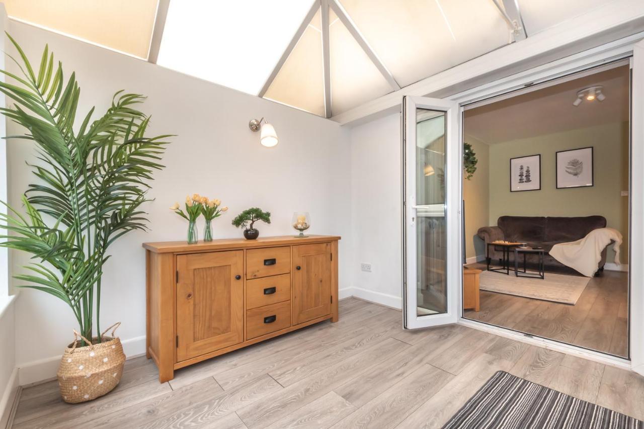 Accessible 3-Bedroom Bungalow With Patio +Driveway Southampton Bagian luar foto