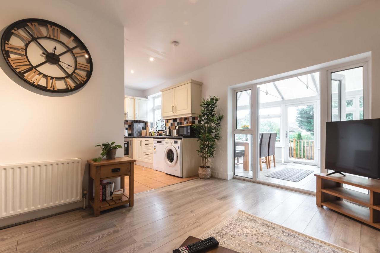 Accessible 3-Bedroom Bungalow With Patio +Driveway Southampton Bagian luar foto