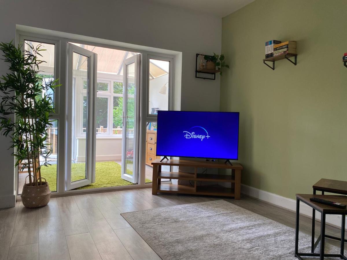 Accessible 3-Bedroom Bungalow With Patio +Driveway Southampton Bagian luar foto